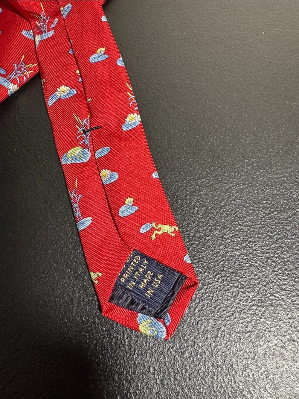 Brooks Brothers mens red pond frog pattern 100% silk neck tie EUC